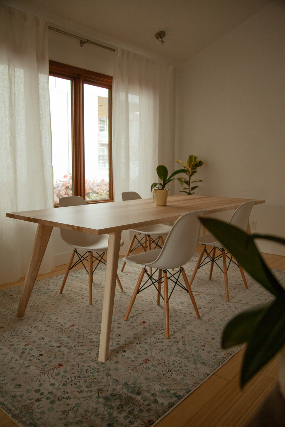 Table de salle à manger en bois massif, érable et pieds en bois.